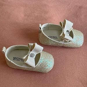 MICHAEL KORS - Girls Baby/Crib Shoes - White/Silver/Sparkling